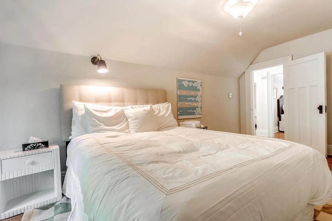Holiday home Four Bedroom Rosedale Home Toronto